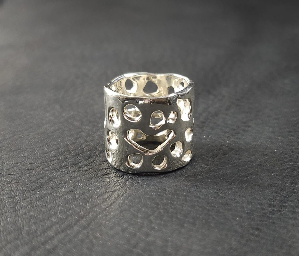 Bague: des petits trous