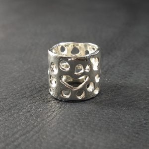 Bague: des petits trous