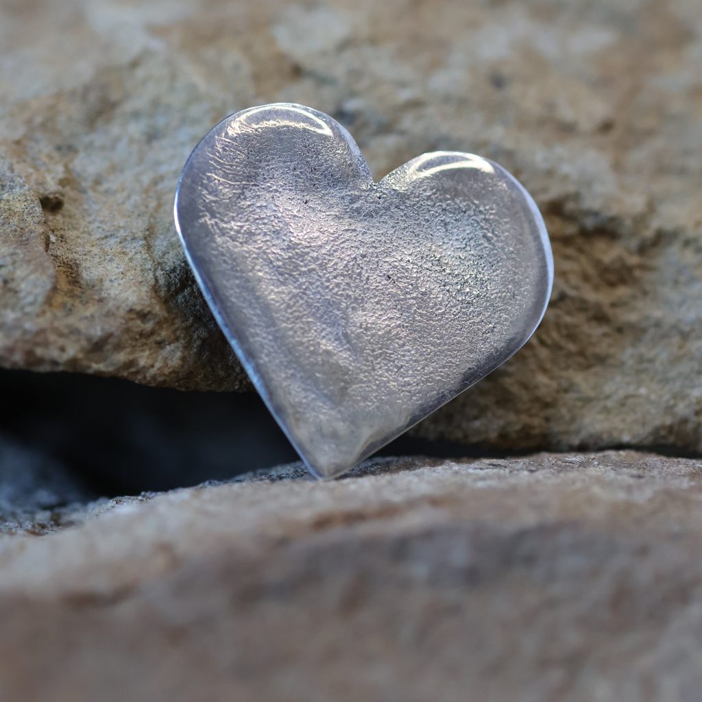 Broche cœur texturé