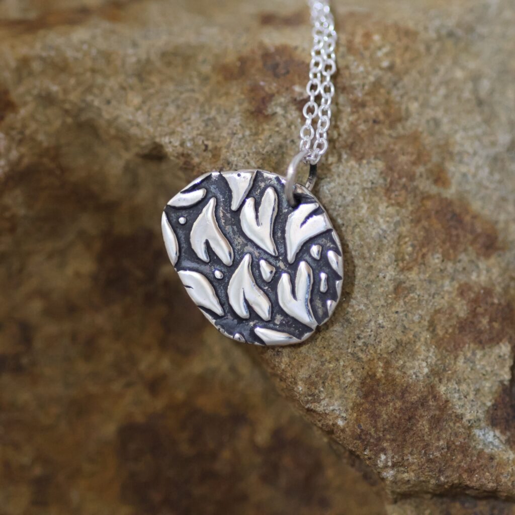 Pendentif texturé "cœurs "