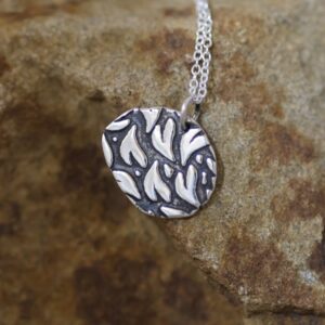 Pendentif texturé "cœurs "