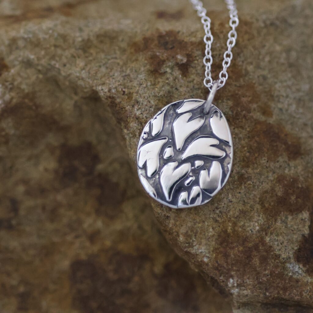 Pendentif texturé "cœurs"