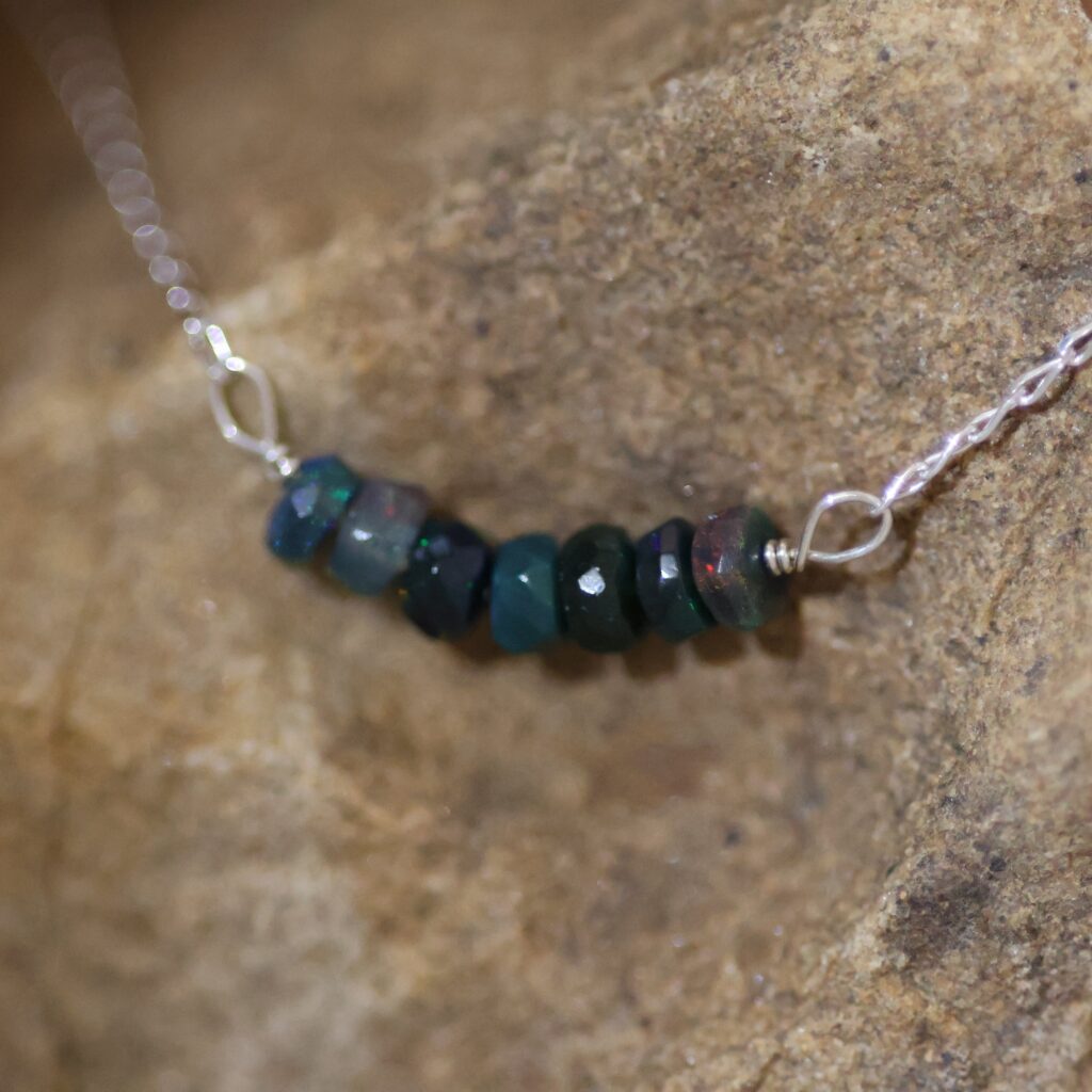 Collier aux perles d'opales