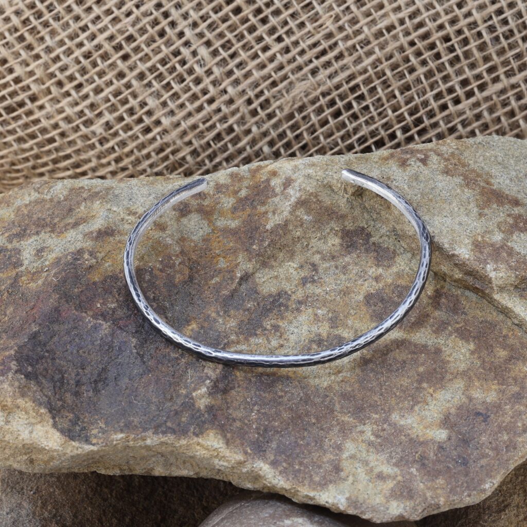 Bracelet jonc "Ombre de forge"