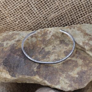 Bracelet jonc "Ombre de forge"